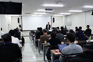 報告会での浅沼先生挨拶写真